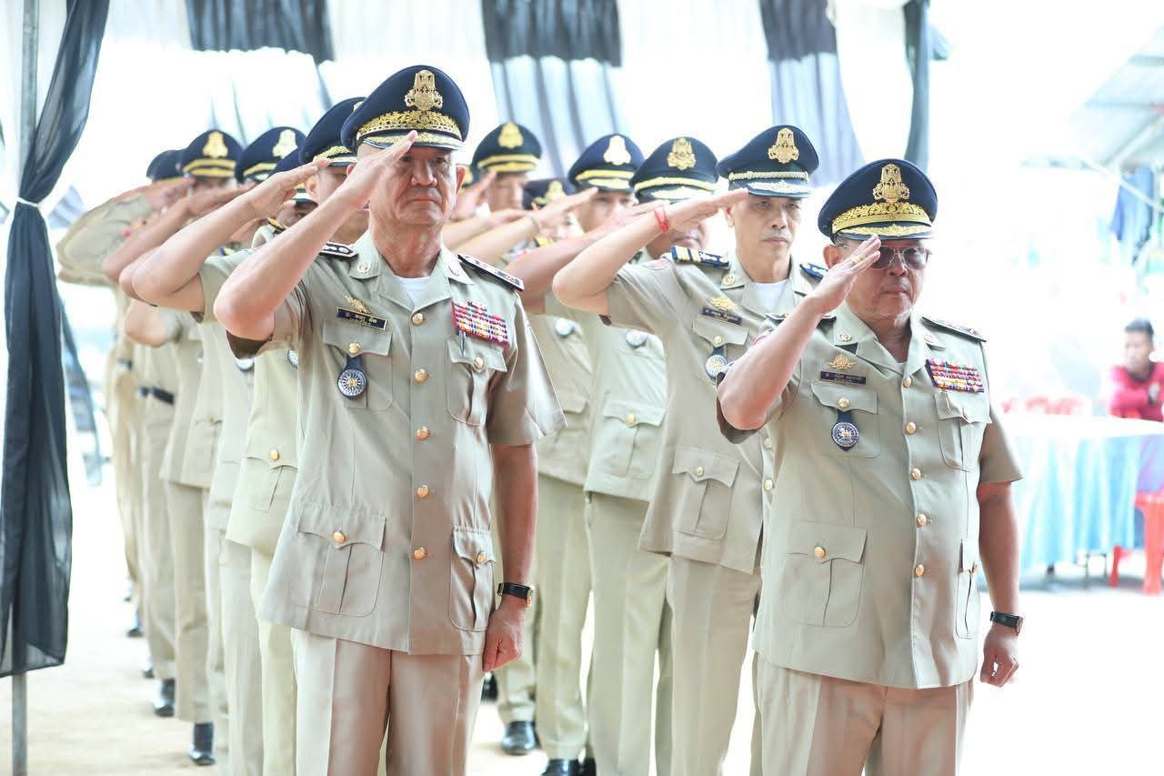 លោក​ឧត្ដមសេនីយ៍​ទោ​ សិទ្ធិ​ ឡោះ​ ស្នង​ការ​នគរបាល​ខេត្ត​ បាន​ចាត់​តំណាង​ នាំ​យក​សំភារៈ​ និង​ថវិកា​របស់​សមាគម​មិត្ត​នគរបាល​ជាតិ​កម្ពុជា​ ទៅ​ប្រគល់​ជូន​ដល់​តំណាង​គ្រួសារ​សព​លោក​វរសេនីយ៍ត្រី​ សុំ​ សាគុណ !!!!!