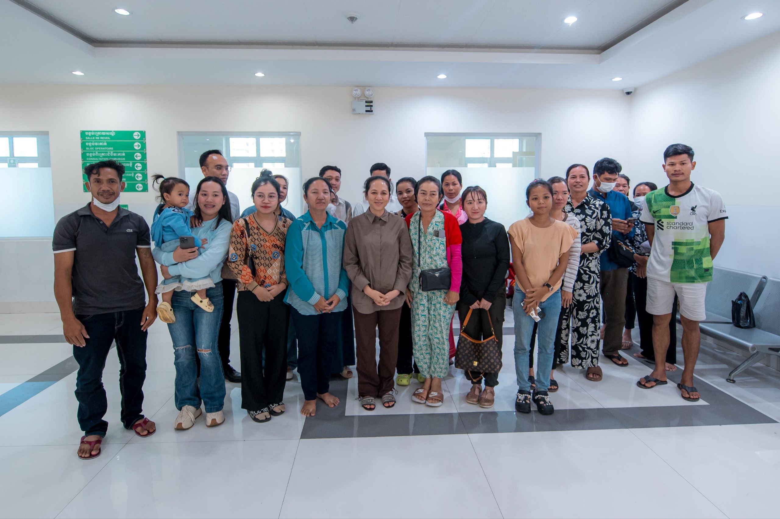 លោកជំទាវបណ្ឌិត ពេជ ចន្ទមុន្នី ហ៊ុនម៉ាណែត បានអញ្ជើញមកសួរសុខទក្ខយោធិន ដែលកំពុងសម្រាកព្យាបាលជំងឺនៅមន្ទីរពេទ្យកាល់ម៉ែត្រ !!!!!