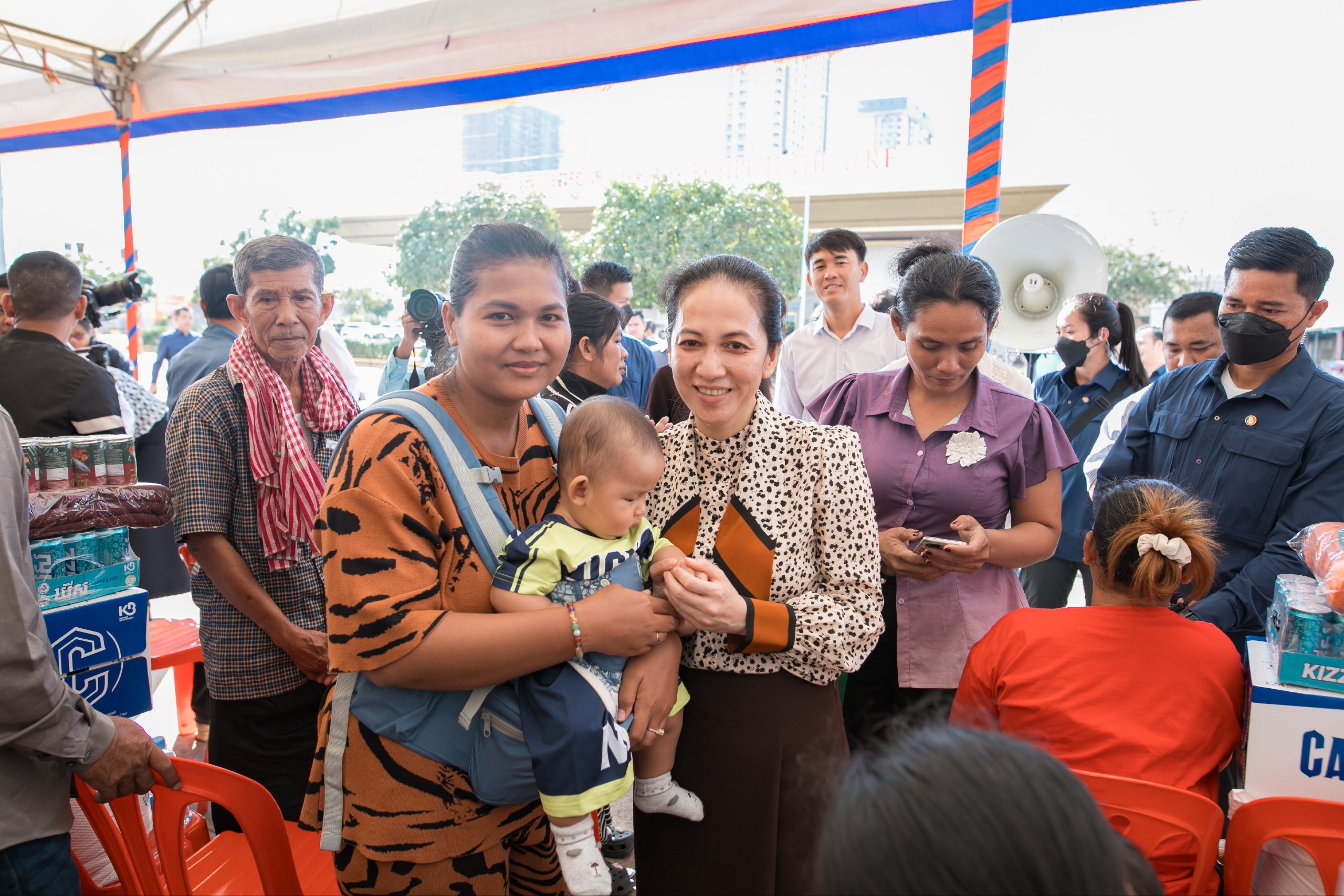 លោកជំទាវបណ្ឌិត ពេជ ចន្ទមុន្នី អំពាវនាវអាជ្ញាធរភ្នំពេញយកចិត្តទុកដាក់ចំពោះពលរដ្ឋភៀសសឹកមកនៅភ្នំពេញ !!!!!