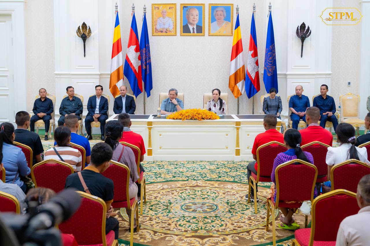 សម្ដេចមហាបវរធិបតី ហ៊ុន ម៉ាណែតនាយករដ្ឋមន្ត្រី នៃ ព្រះរាជាណាចក្រកម្ពុជា និងលោកជំទាវបណ្ឌិត ពេជចន្ទមុន្នី ជួបសំណេះសំណាលជាមួយវីរយុទ្ធជនកម្ពុជាទាំង១៨រូប ដែលទើបបានធ្វើមាតុភូមិនិវត្តមកមាតុប្រទេសវិញ ដោយសុខសុវត្ថិភាព !!!!!