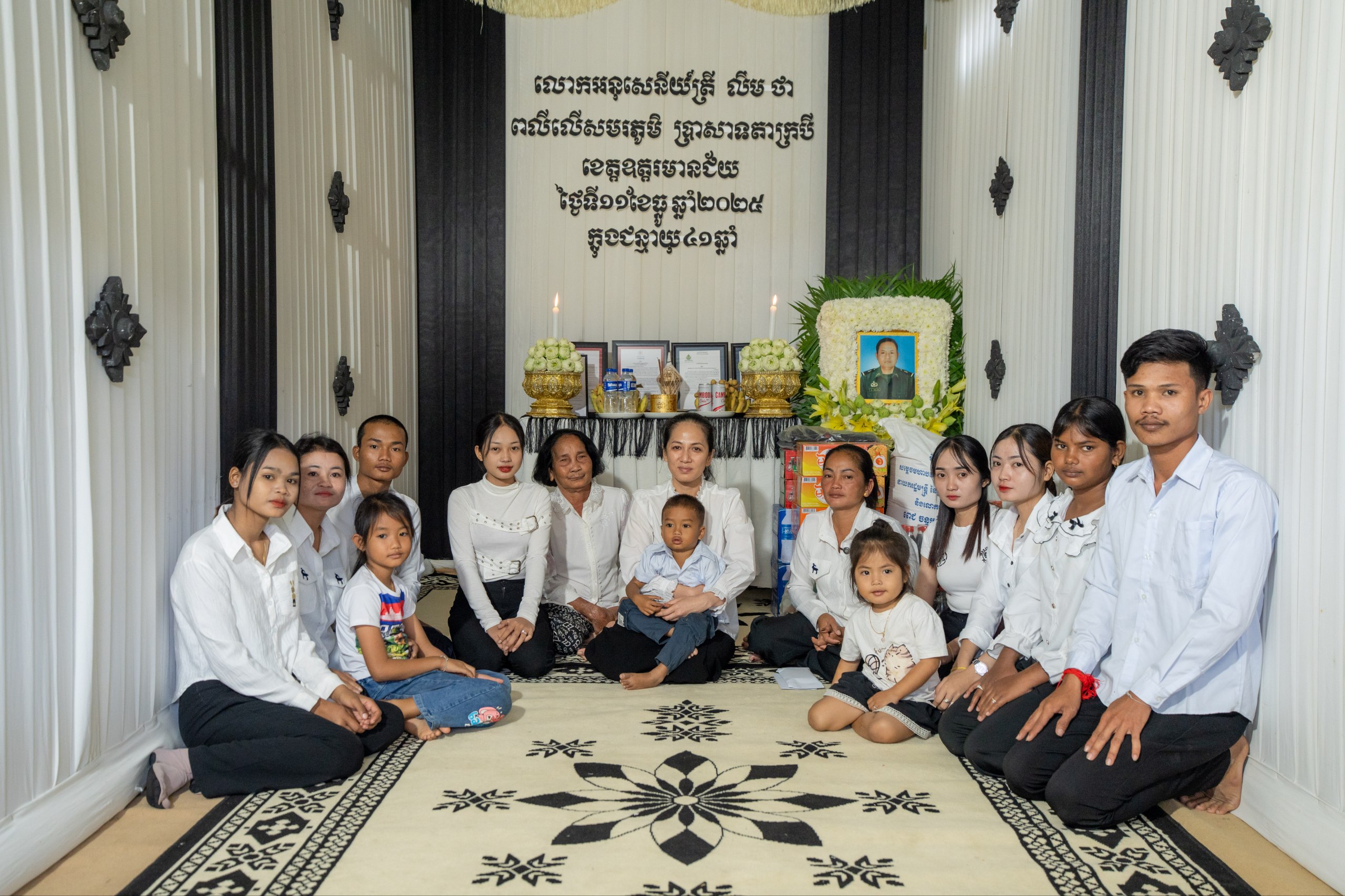 លោកជំទាវបណ្ឌិត ពេជ ចន្ទមុន្នី ហ៊ុនម៉ាណែត ស្ត្រីទី១នៃព្រះរាជាណាចក្រកម្ពុជា អញ្ជើញចូលរួមដោយផ្ទាល់ដើម្បីរំលែកមរណទុក្ខដ៏ក្រៀមក្រំបំផុតជាមួយក្រុមគ្រួសាររបស់វីរកងទ័ពពលី !!!!!